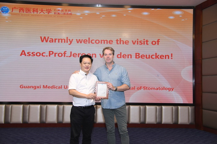 1113工口实验室
廖红兵院长为Jeroen van den Beucken教授颁发感谢状_调整大小.jpg 1113工口实验室
廖红兵院长为Jeroen van den Beucken教授颁发感谢状_调整大小.jpg