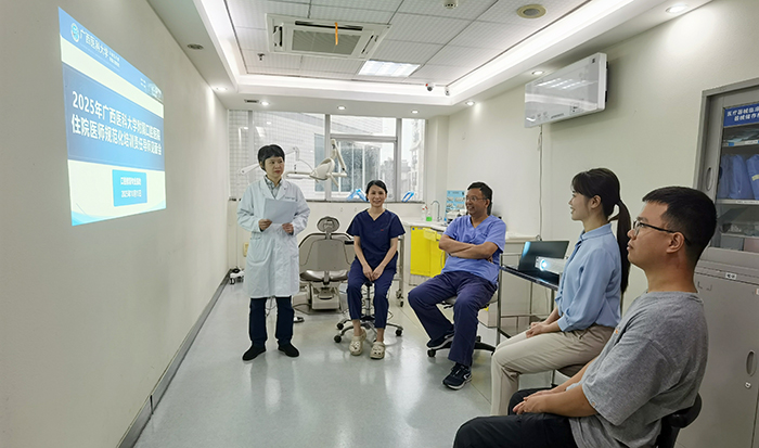 导师领航 同心育才——工口实验室
2025级住培责任导师见面会顺利举行 第 4 张 导师领航 同心育才——工口实验室
2025级住培责任导师见面会顺利举行 第 4 张